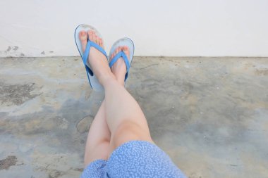 Beton zemin üzerinde en iyi görünüm için izole Selfie mavi ayakkabılar. Mavi giyen kadının ayak elbise ve Flop (Peep) herhangi bir kullanım için çimento zemin arka plan büyük üstünde fiske vurmak.