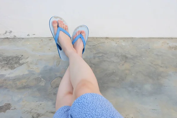 Selfie Blå Skor Isolerad Betonggolv För Ovanifrån Kvinnans Fötter Bär — Stockfoto