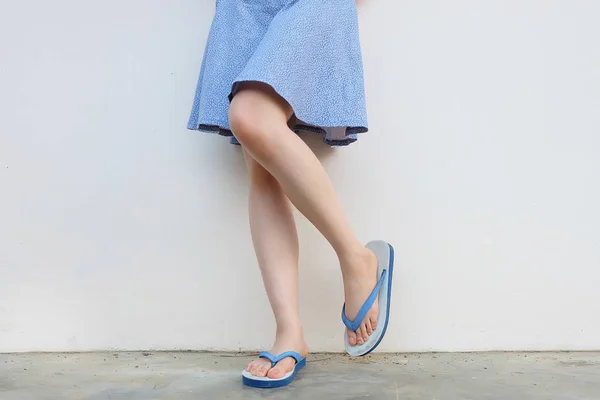 Selfie Girl Slim Legs Chaussures Bleues Robe Isolée Sol Béton — Photo