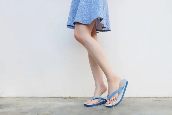 Selfie Κορίτσι Slim Πόδια Μπλε Παπούτσια Και Φόρεμα Που Απομονώνονται — Φωτογραφία Αρχείου