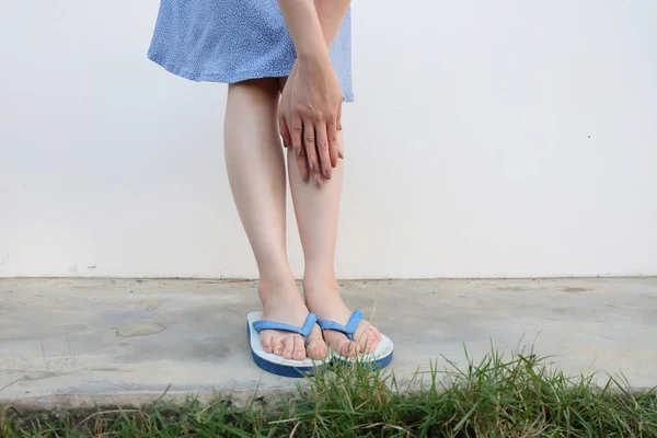 Selfie Girl Slim Legs Blue Scarpe Abito Isolato Sul Pavimento — Foto Stock