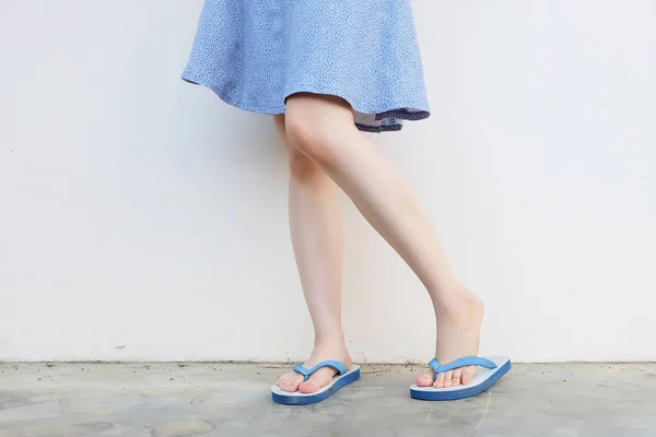 Selfie Girl Slim Legs Blue Shoes Vestido Isolado Piso Concreto — Fotografia de Stock