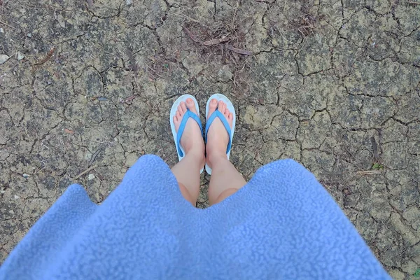 Selfie Niebieskie Buty Stojący Białym Tle Piętrze Gleby Crack Widoku — Zdjęcie stockowe