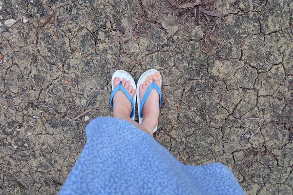 Chaussures Selfie Blue Isolées Sur Sol Fissuré Pour Une Vue — Photo