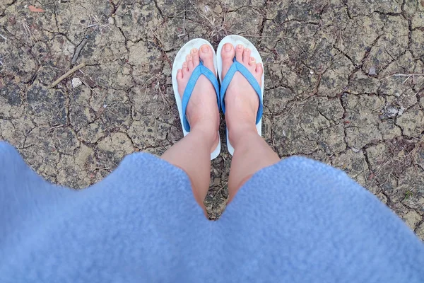 Selfie Niebieskie Buty Stojący Białym Tle Piętrze Gleby Crack Widoku — Zdjęcie stockowe