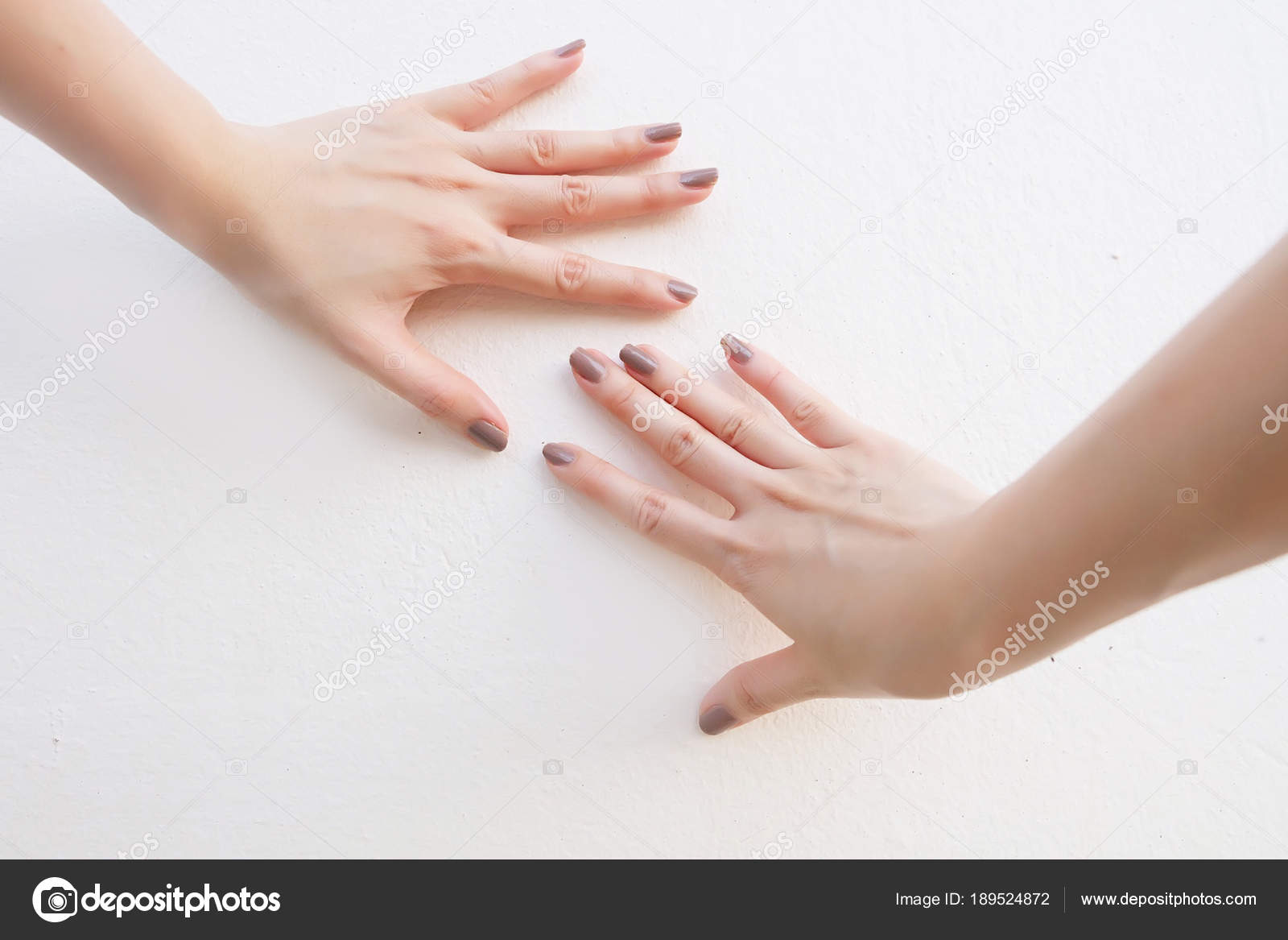 Beau Brun Peint Les Ongles Élégant Cosmétiques Femme Tendance Mains \u2014 Photo