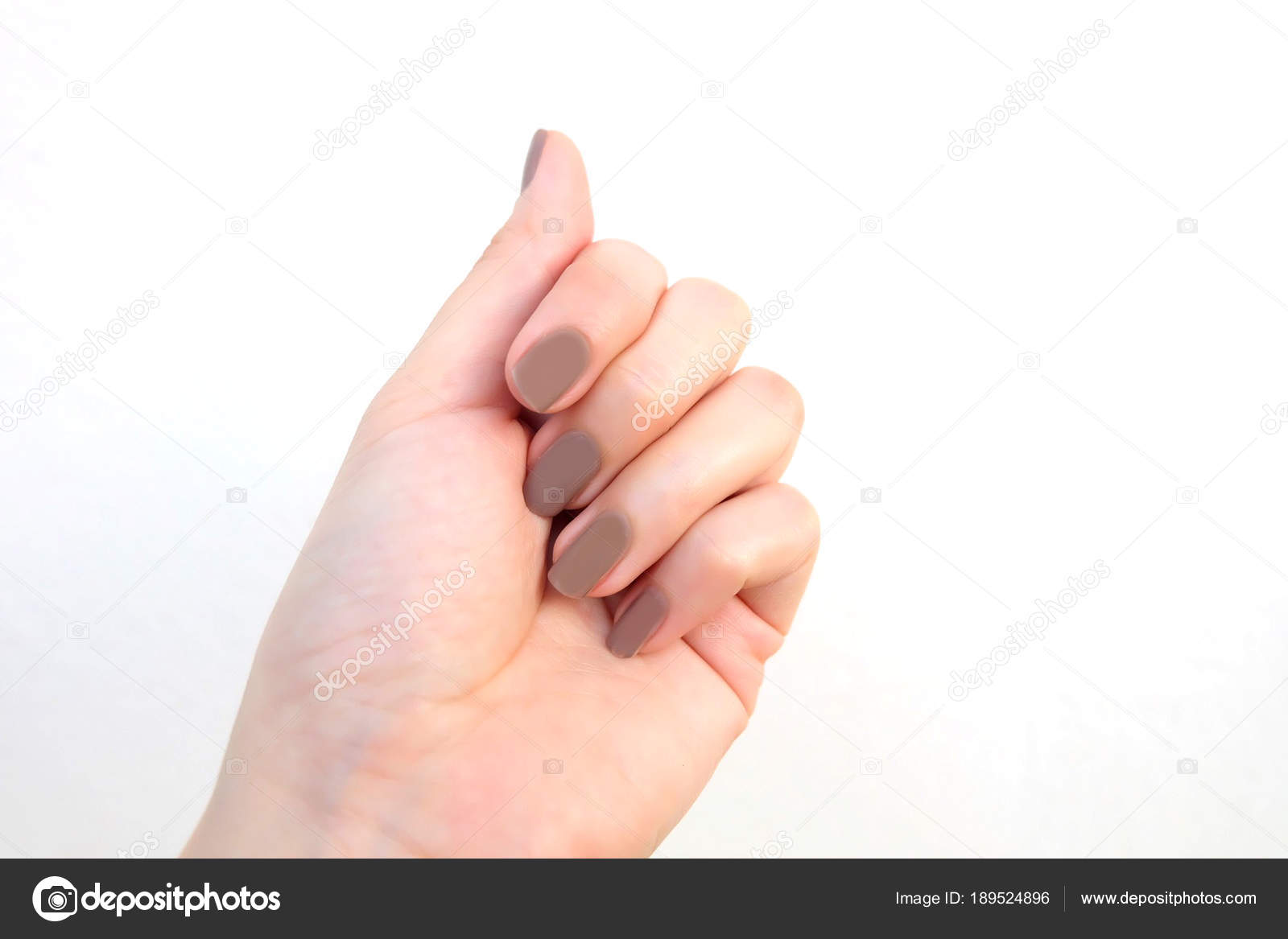 Beau Brun Peint Les Ongles Élégant Cosmétiques Femme Tendance Mains \u2014 Photo