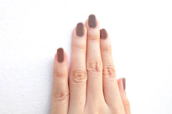 Prachtig Geschilderde Bruine Nagels Stijlvolle Cosmetica Trendy Vrouw Handen Manicure — Stockfoto