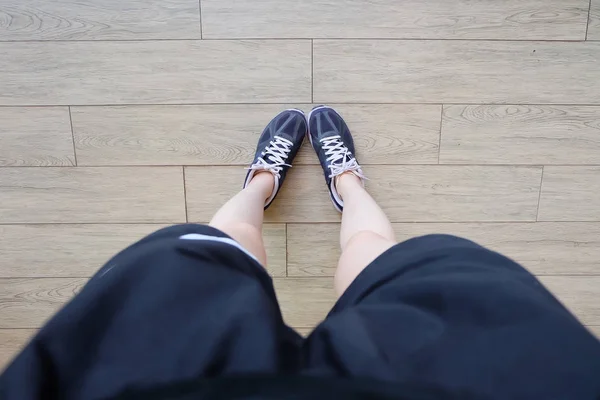 Обувь Бега Трусцой Selfie Woman Violet Sneakers Sport Wooden Floor — стоковое фото