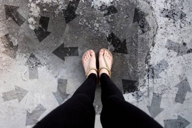 Çok yön ok seçenek. Altın Ayakkabı beton zemin üzerinde üstten görünüm izole. Ayak giyen Flip Flop (Peep) çimento zemin arka plan büyük için herhangi bir kullanım üzerinde duran kadın olduğunu.