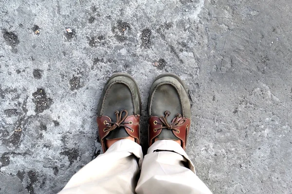 Человек Коричневой Зеленой Обуви Утепленной Бетонном Полу Вида Сверху Мода — стоковое фото