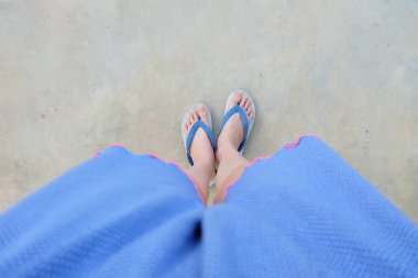 Beton üzerinde en iyi görünüm için izole Selfie mavi ayakkabılar. Mavi pijama ve Flip Flop (terlik) çimento zemin arka plan büyük üzerinde herhangi bir kullanım için giyen kadının ayak.