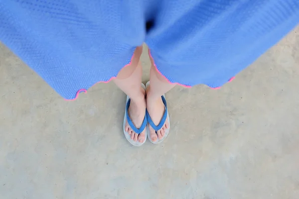 Синяя Обувь Selfie Isolated Concrete Top View Женские Ноги Носить — стоковое фото