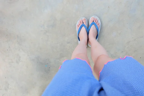 Selfie Blaue Schuhe Isoliert Auf Beton Für Draufsicht Frauenfüße Blauem — Stockfoto