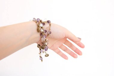 En iyi görünüm için izole Takı Bilezikler. Taş ya da boncuk bilezik aksesuarlar beyaz arka plan büyük için herhangi bir kullanım için eliyle kadındır.