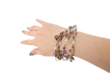 En iyi görünüm için izole Takı Bilezikler. Taş ya da boncuk bilezik aksesuarlar beyaz arka plan büyük için herhangi bir kullanım için eliyle kadındır.