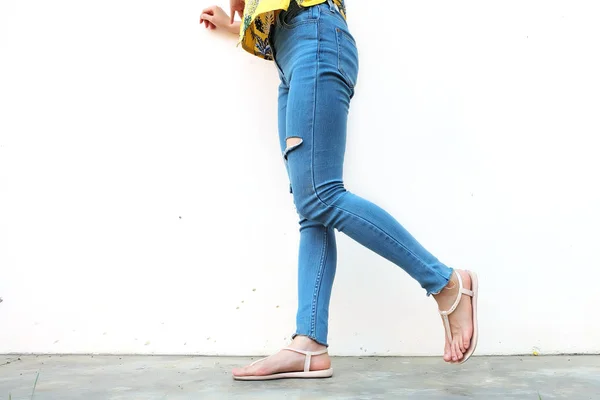 Yaz Moda Çıplak Sandal Ayakkabı Kentin Street Style Ince Bacakları — Stok fotoğraf
