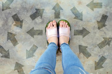 Gelecek için farklı yön okları. Selfie Yeşil ok çizgi seçenekleri ile duran kadın yukarıda. Ayakkabı kadın (ayakkabı) ve City arka planda Street yolda okları