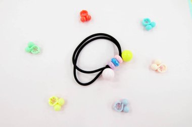 Boncuk moda aksesuarları ile siyah lastik bant. Saç elastik bant ile özgür yer. Siyah saç bandı ile pembe arka plan izole renkli saç tokası