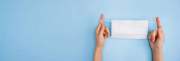 Máscara Médica Aislada Sobre Fondo Azul Manos Mujer Sosteniendo Protección — Foto de Stock