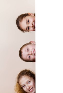 Çocuklar, arkadaş, erkek ve kız grup gülümseyen mutlu