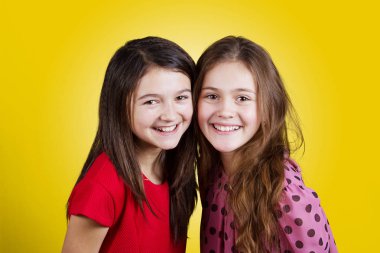 İki küçük kız, kız öğrenciler gülümseyen Friendship.Happy.