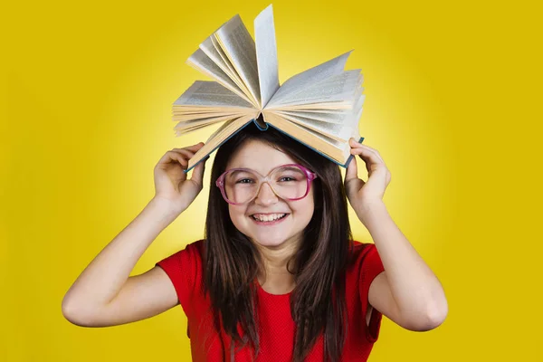 Sonriente colegiala amante de aprender — Foto de Stock