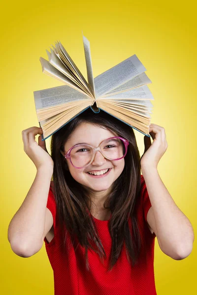 Sonriente colegiala amante de aprender — Foto de Stock