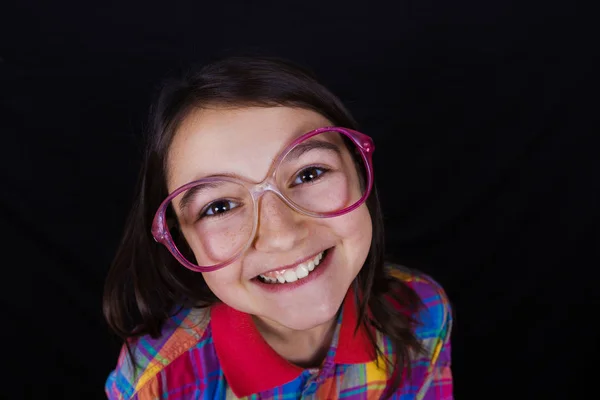 眼鏡をかけてカメラを見て少女は、幸せな笑みを浮かべてください。 — ストック写真