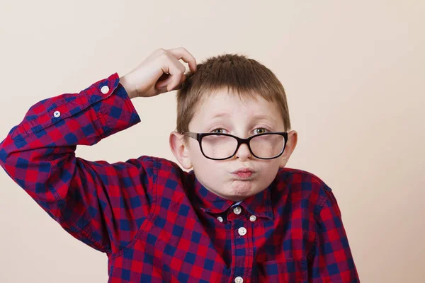 Nerd menino confuso — Fotografia de Stock