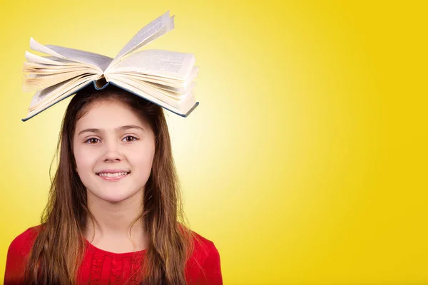 Sonriente Retrato de una linda colegiala que le encanta aprender — Foto de Stock