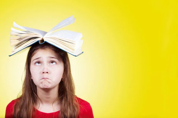 Triste, chateado, sobrecarregado Retrato de uma linda colegial — Fotografia de Stock