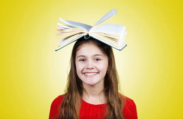 Sonriente Retrato de una linda colegiala que le encanta aprender — Foto de Stock