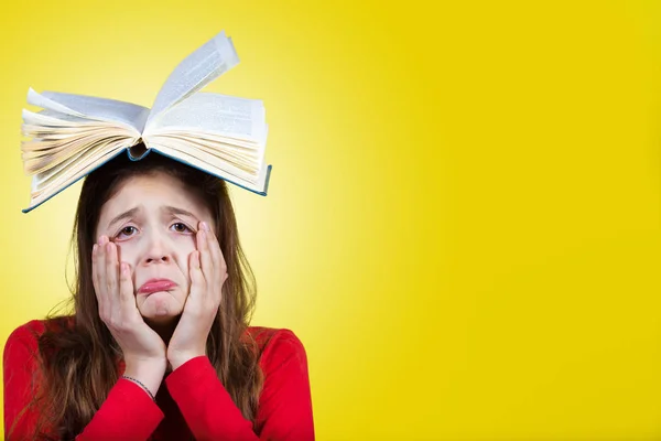 Triste, chateado, sobrecarregado Retrato de uma linda colegial — Fotografia de Stock