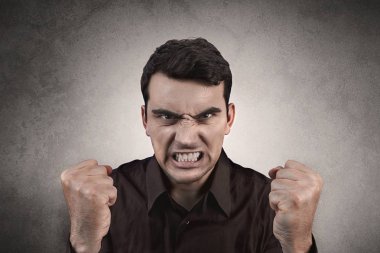 Genç bir öğrenci, adam stresli, saldırgan, sinirli portresi