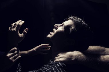 Genç bir öğrenci, adam stresli, sinirli, depresif portresi,