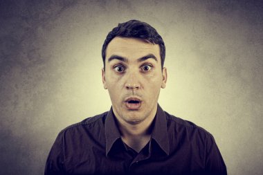 Sürpriz genç adamla ağız stüdyo portre gri arka plan üzerinde açın. Şok genç adam.