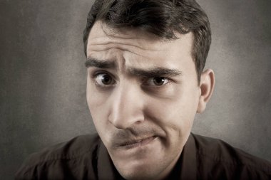 şüphe yüz ifadesi