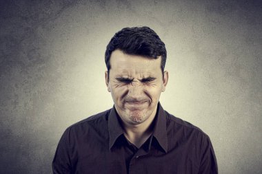 Çok fazla düşünüp genç adam portresi. Kızgın adam vurguladı