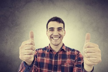 Gülümseyen genç adam beyaz arka plan üzerinde izole heyecanlı. Beyaz arka plan üzerinde gömlek gülümseyen mutlu öğrencinin yakın çekim shot.