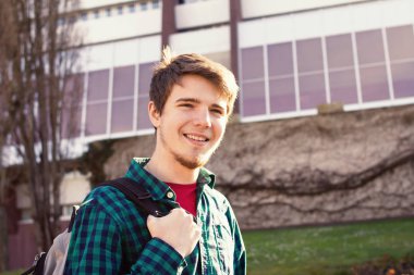 Gülümseyen genç öğrenci rahatlatıcı