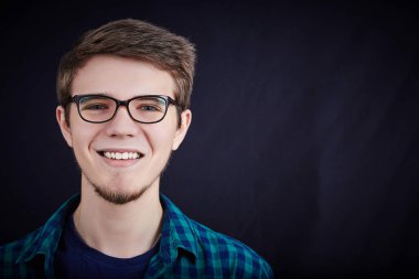 mutlu genç öğrenci