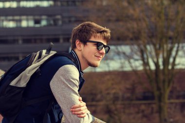 Gülümseyen genç öğrenci rahatlatıcı. University.Smiling genç öğrenci 