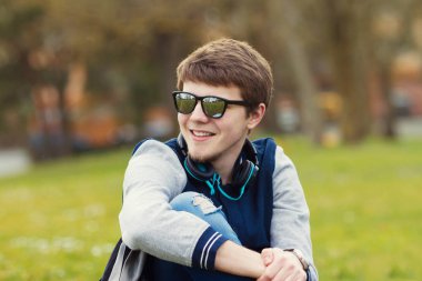 Gülümseyen genç öğrenci rahatlatıcı. University.Smiling genç öğrenci 