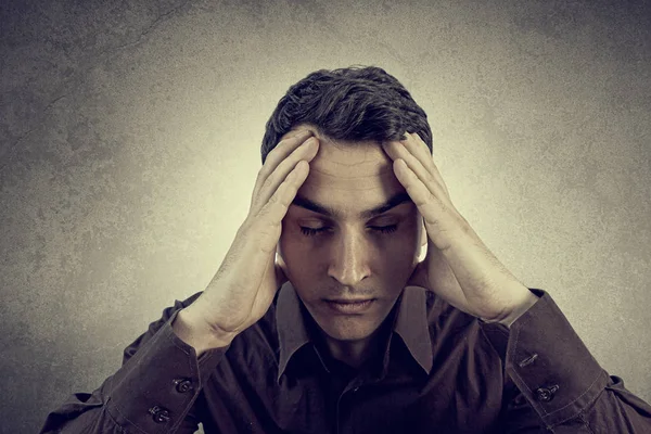 Retrato deprimido de un joven estudiante — Foto de Stock