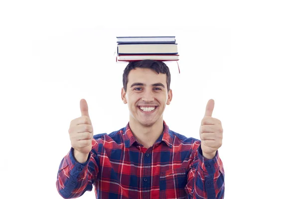 Улыбающийся взволнованный молодой человек с большим пальцем на голове держит стопку книг — стоковое фото