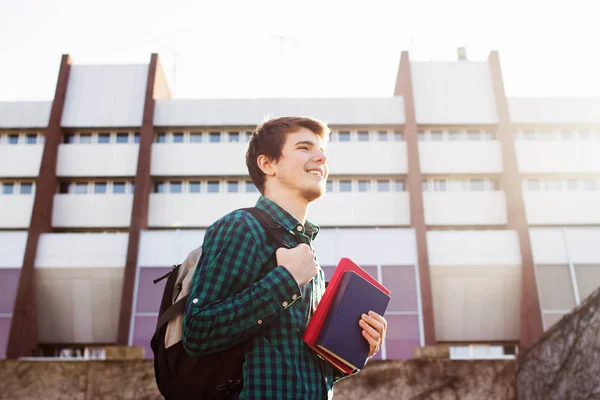 Université.Smiling jeune étudiant — Photo