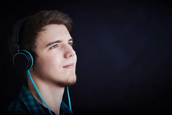 Zevk musicand için dinleme genç adam öğrenci.