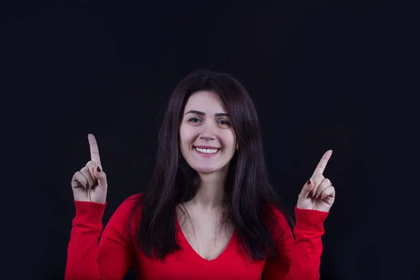 Sonrientes Mujeres jóvenes señalando hacia arriba —  Fotos de Stock