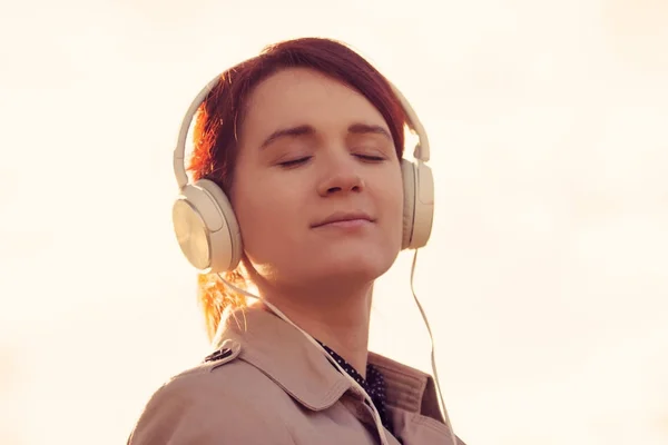 Mulher ouvindo música — Fotografia de Stock